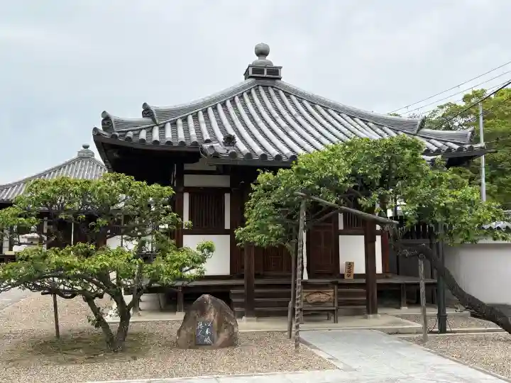 道明寺の{uncategorized: "未分類", other: "その他", undefined: "問題あり", building: "その他建物", grave: "お墓", sacred_gate: "鳥居", guardian: "狛犬", statue: "像", buddha: "仏像", history: "歴史", nature: "自然", garden: "庭園", animal: "動物", pagoda: "塔", temizu: "手水舎", mountain_gate: "山門・神門", sanctuary: "本殿・本堂", subordinate: "末社・摂社", art: "芸術", scenery: "景色", jizo: "地蔵", ema: "絵馬", goshuin: "御朱印", omikuji: "おみくじ", items: "授与品その他", amulet: "お守り", goshuincho: "御朱印帳", eats: "食事", festival: "お祭り", votive_dance: "神楽", shichigosan: "七五三参", wedding: "結婚式", experience: "体験その他", initially: "初詣", around: "周辺", anti_infection: "感染症対策"}