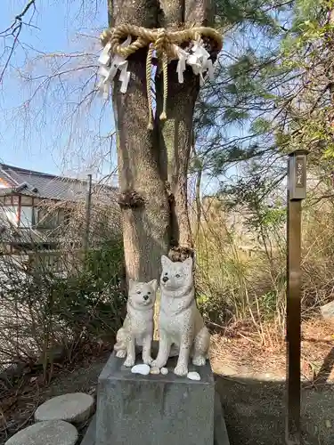 差出磯大嶽山神社 仕事と健康と厄よけの神さまの像