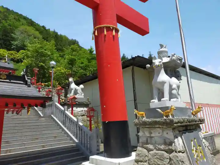 箱根天聖稲荷大権現神社の狛犬