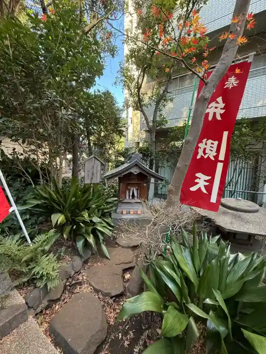 祠(極楽水)の{uncategorized: "未分類", other: "その他", undefined: "問題あり", building: "その他建物", grave: "お墓", sacred_gate: "鳥居", guardian: "狛犬", statue: "像", buddha: "仏像", history: "歴史", nature: "自然", garden: "庭園", animal: "動物", pagoda: "塔", temizu: "手水舎", mountain_gate: "山門・神門", sanctuary: "本殿・本堂", subordinate: "末社・摂社", art: "芸術", scenery: "景色", jizo: "地蔵", ema: "絵馬", goshuin: "御朱印", omikuji: "おみくじ", items: "授与品その他", amulet: "お守り", goshuincho: "御朱印帳", eats: "食事", festival: "お祭り", votive_dance: "神楽", shichigosan: "七五三参", wedding: "結婚式", experience: "体験その他", initially: "初詣", around: "周辺", anti_infection: "感染症対策"}