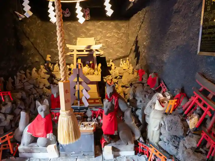 東京羽田 穴守稲荷神社の{uncategorized: "未分類", other: "その他", undefined: "問題あり", building: "その他建物", grave: "お墓", sacred_gate: "鳥居", guardian: "狛犬", statue: "像", buddha: "仏像", history: "歴史", nature: "自然", garden: "庭園", animal: "動物", pagoda: "塔", temizu: "手水舎", mountain_gate: "山門・神門", sanctuary: "本殿・本堂", subordinate: "末社・摂社", art: "芸術", scenery: "景色", jizo: "地蔵", ema: "絵馬", goshuin: "御朱印", omikuji: "おみくじ", items: "授与品その他", amulet: "お守り", goshuincho: "御朱印帳", eats: "食事", festival: "お祭り", votive_dance: "神楽", shichigosan: "七五三参", wedding: "結婚式", experience: "体験その他", initially: "初詣", around: "周辺", anti_infection: "感染症対策"}