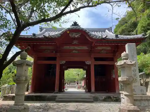 那古寺の山門