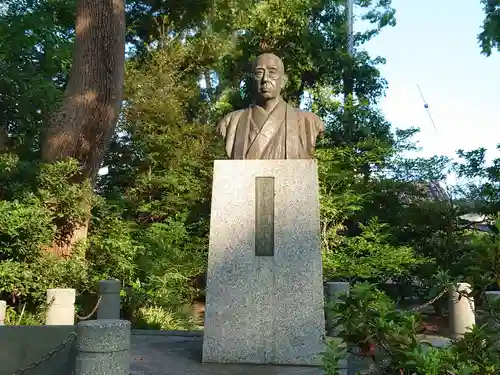 飯香岡八幡宮の像