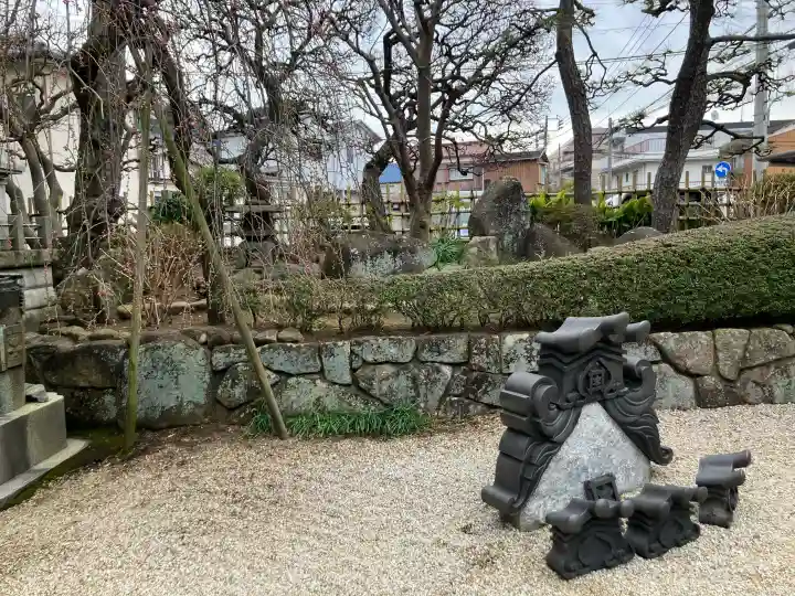 厳定院の{uncategorized: "未分類", other: "その他", undefined: "問題あり", building: "その他建物", grave: "お墓", sacred_gate: "鳥居", guardian: "狛犬", statue: "像", buddha: "仏像", history: "歴史", nature: "自然", garden: "庭園", animal: "動物", pagoda: "塔", temizu: "手水舎", mountain_gate: "山門・神門", sanctuary: "本殿・本堂", subordinate: "末社・摂社", art: "芸術", scenery: "景色", jizo: "地蔵", ema: "絵馬", goshuin: "御朱印", omikuji: "おみくじ", items: "授与品その他", amulet: "お守り", goshuincho: "御朱印帳", eats: "食事", festival: "お祭り", votive_dance: "神楽", shichigosan: "七五三参", wedding: "結婚式", experience: "体験その他", initially: "初詣", around: "周辺", anti_infection: "感染症対策"}