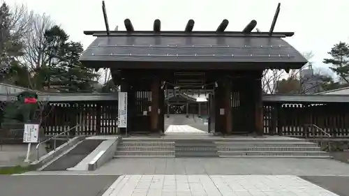 札幌護國神社の山門・神門