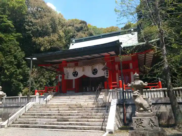 礒宮八幡神社の{uncategorized: "未分類", other: "その他", undefined: "問題あり", building: "その他建物", grave: "お墓", sacred_gate: "鳥居", guardian: "狛犬", statue: "像", buddha: "仏像", history: "歴史", nature: "自然", garden: "庭園", animal: "動物", pagoda: "塔", temizu: "手水舎", mountain_gate: "山門・神門", sanctuary: "本殿・本堂", subordinate: "末社・摂社", art: "芸術", scenery: "景色", jizo: "地蔵", ema: "絵馬", goshuin: "御朱印", omikuji: "おみくじ", items: "授与品その他", amulet: "お守り", goshuincho: "御朱印帳", eats: "食事", festival: "お祭り", votive_dance: "神楽", shichigosan: "七五三参", wedding: "結婚式", experience: "体験その他", initially: "初詣", around: "周辺", anti_infection: "感染症対策"}