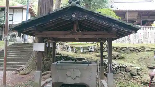 新海三社神社の手水舎