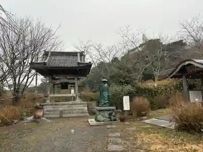 日運寺の{uncategorized: "未分類", other: "その他", undefined: "問題あり", building: "その他建物", grave: "お墓", sacred_gate: "鳥居", guardian: "狛犬", statue: "像", buddha: "仏像", history: "歴史", nature: "自然", garden: "庭園", animal: "動物", pagoda: "塔", temizu: "手水舎", mountain_gate: "山門・神門", sanctuary: "本殿・本堂", subordinate: "末社・摂社", art: "芸術", scenery: "景色", jizo: "地蔵", ema: "絵馬", goshuin: "御朱印", omikuji: "おみくじ", items: "授与品その他", amulet: "お守り", goshuincho: "御朱印帳", eats: "食事", festival: "お祭り", votive_dance: "神楽", shichigosan: "七五三参", wedding: "結婚式", experience: "体験その他", initially: "初詣", around: "周辺", anti_infection: "感染症対策"}