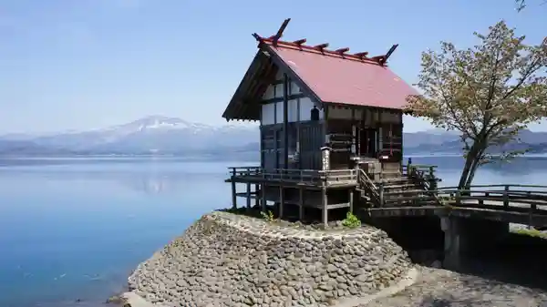 浮木神社(秋田県松葉駅)の投稿(1回目)。初夏の田沢湖畔にて[ホトカミ]