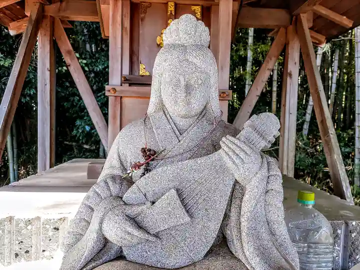 都久夫須麻弁財天の仏像