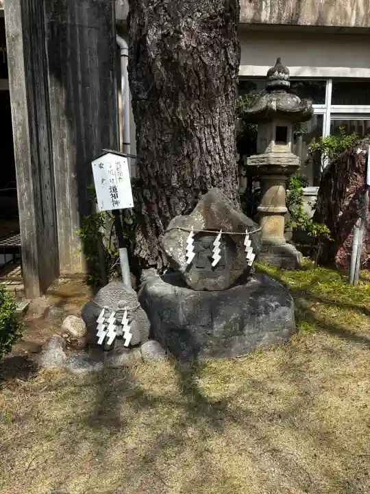 羽田八幡宮の{uncategorized: "未分類", other: "その他", undefined: "問題あり", building: "その他建物", grave: "お墓", sacred_gate: "鳥居", guardian: "狛犬", statue: "像", buddha: "仏像", history: "歴史", nature: "自然", garden: "庭園", animal: "動物", pagoda: "塔", temizu: "手水舎", mountain_gate: "山門・神門", sanctuary: "本殿・本堂", subordinate: "末社・摂社", art: "芸術", scenery: "景色", jizo: "地蔵", ema: "絵馬", goshuin: "御朱印", omikuji: "おみくじ", items: "授与品その他", amulet: "お守り", goshuincho: "御朱印帳", eats: "食事", festival: "お祭り", votive_dance: "神楽", shichigosan: "七五三参", wedding: "結婚式", experience: "体験その他", initially: "初詣", around: "周辺", anti_infection: "感染症対策"}