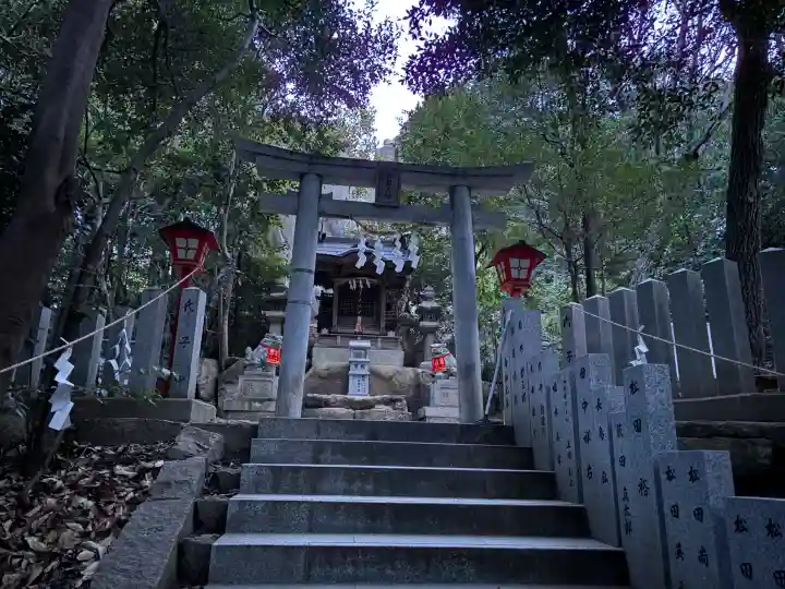 越木岩神社の{uncategorized: "未分類", other: "その他", undefined: "問題あり", building: "その他建物", grave: "お墓", sacred_gate: "鳥居", guardian: "狛犬", statue: "像", buddha: "仏像", history: "歴史", nature: "自然", garden: "庭園", animal: "動物", pagoda: "塔", temizu: "手水舎", mountain_gate: "山門・神門", sanctuary: "本殿・本堂", subordinate: "末社・摂社", art: "芸術", scenery: "景色", jizo: "地蔵", ema: "絵馬", goshuin: "御朱印", omikuji: "おみくじ", items: "授与品その他", amulet: "お守り", goshuincho: "御朱印帳", eats: "食事", festival: "お祭り", votive_dance: "神楽", shichigosan: "七五三参", wedding: "結婚式", experience: "体験その他", initially: "初詣", around: "周辺", anti_infection: "感染症対策"}