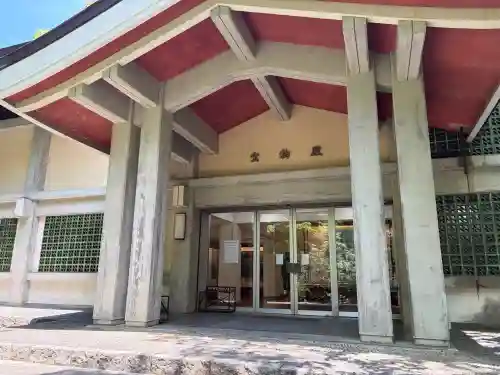 彌彦神社の{uncategorized: "未分類", other: "その他", undefined: "問題あり", building: "その他建物", grave: "お墓", sacred_gate: "鳥居", guardian: "狛犬", statue: "像", buddha: "仏像", history: "歴史", nature: "自然", garden: "庭園", animal: "動物", pagoda: "塔", temizu: "手水舎", mountain_gate: "山門・神門", sanctuary: "本殿・本堂", subordinate: "末社・摂社", art: "芸術", scenery: "景色", jizo: "地蔵", ema: "絵馬", goshuin: "御朱印", omikuji: "おみくじ", items: "授与品その他", amulet: "お守り", goshuincho: "御朱印帳", eats: "食事", festival: "お祭り", votive_dance: "神楽", shichigosan: "七五三参", wedding: "結婚式", experience: "体験その他", initially: "初詣", around: "周辺", anti_infection: "感染症対策"}