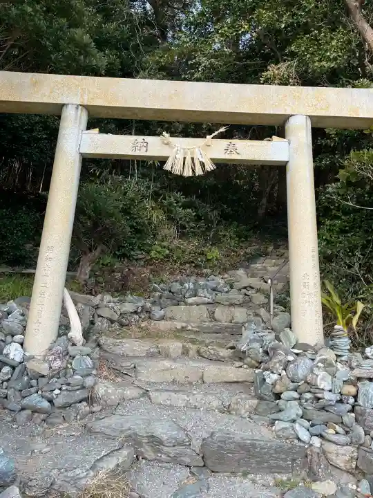伊射波神社の{uncategorized: "未分類", other: "その他", undefined: "問題あり", building: "その他建物", grave: "お墓", sacred_gate: "鳥居", guardian: "狛犬", statue: "像", buddha: "仏像", history: "歴史", nature: "自然", garden: "庭園", animal: "動物", pagoda: "塔", temizu: "手水舎", mountain_gate: "山門・神門", sanctuary: "本殿・本堂", subordinate: "末社・摂社", art: "芸術", scenery: "景色", jizo: "地蔵", ema: "絵馬", goshuin: "御朱印", omikuji: "おみくじ", items: "授与品その他", amulet: "お守り", goshuincho: "御朱印帳", eats: "食事", festival: "お祭り", votive_dance: "神楽", shichigosan: "七五三参", wedding: "結婚式", experience: "体験その他", initially: "初詣", around: "周辺", anti_infection: "感染症対策"}