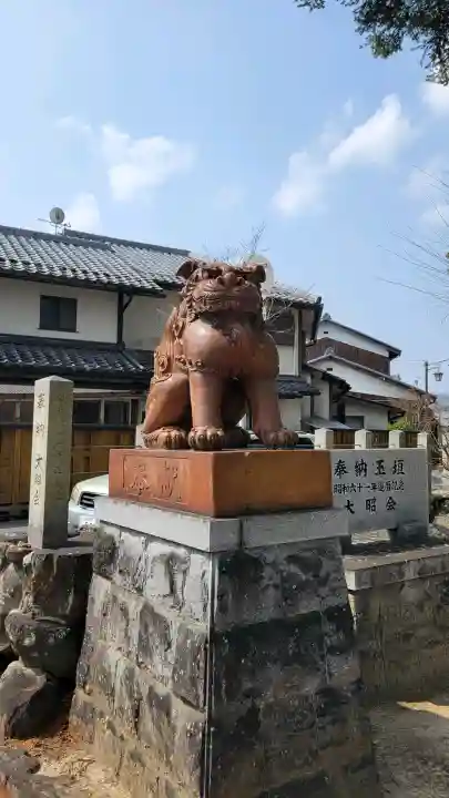 新宮神社の{uncategorized: "未分類", other: "その他", undefined: "問題あり", building: "その他建物", grave: "お墓", sacred_gate: "鳥居", guardian: "狛犬", statue: "像", buddha: "仏像", history: "歴史", nature: "自然", garden: "庭園", animal: "動物", pagoda: "塔", temizu: "手水舎", mountain_gate: "山門・神門", sanctuary: "本殿・本堂", subordinate: "末社・摂社", art: "芸術", scenery: "景色", jizo: "地蔵", ema: "絵馬", goshuin: "御朱印", omikuji: "おみくじ", items: "授与品その他", amulet: "お守り", goshuincho: "御朱印帳", eats: "食事", festival: "お祭り", votive_dance: "神楽", shichigosan: "七五三参", wedding: "結婚式", experience: "体験その他", initially: "初詣", around: "周辺", anti_infection: "感染症対策"}