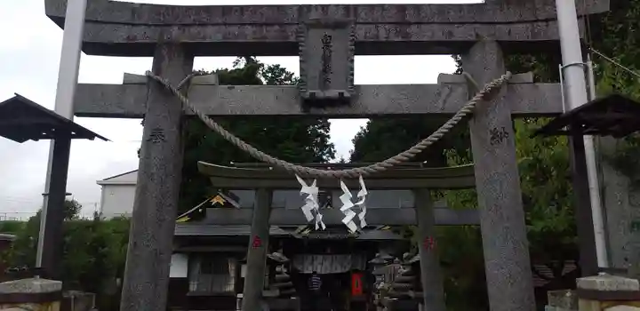 白蛇辨財天の鳥居