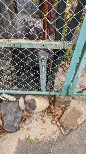 役ノ行者神変大菩薩と延命地蔵菩薩の手水舎