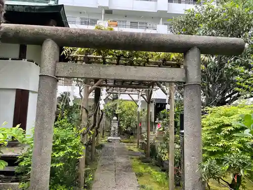 於岩稲荷田宮神社の鳥居