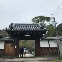 霊鑑寺門跡の山門・神門