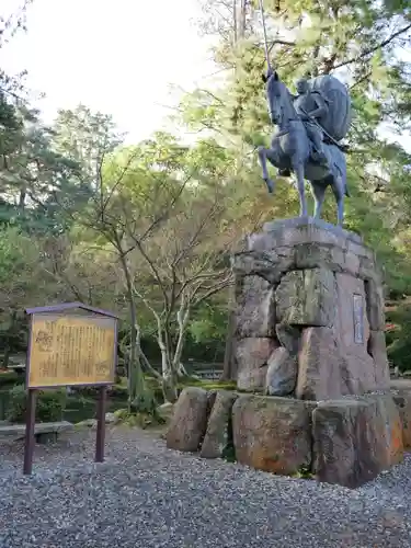 尾山神社の像