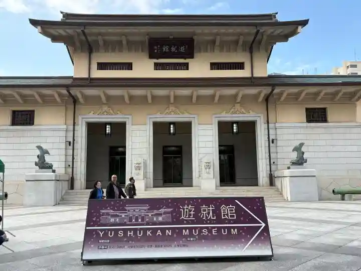 靖國神社の{uncategorized: "未分類", other: "その他", undefined: "問題あり", building: "その他建物", grave: "お墓", sacred_gate: "鳥居", guardian: "狛犬", statue: "像", buddha: "仏像", history: "歴史", nature: "自然", garden: "庭園", animal: "動物", pagoda: "塔", temizu: "手水舎", mountain_gate: "山門・神門", sanctuary: "本殿・本堂", subordinate: "末社・摂社", art: "芸術", scenery: "景色", jizo: "地蔵", ema: "絵馬", goshuin: "御朱印", omikuji: "おみくじ", items: "授与品その他", amulet: "お守り", goshuincho: "御朱印帳", eats: "食事", festival: "お祭り", votive_dance: "神楽", shichigosan: "七五三参", wedding: "結婚式", experience: "体験その他", initially: "初詣", around: "周辺", anti_infection: "感染症対策"}