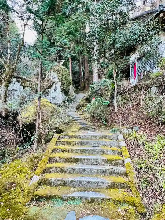 秩父札所三十二番 法性寺の{uncategorized: "未分類", other: "その他", undefined: "問題あり", building: "その他建物", grave: "お墓", sacred_gate: "鳥居", guardian: "狛犬", statue: "像", buddha: "仏像", history: "歴史", nature: "自然", garden: "庭園", animal: "動物", pagoda: "塔", temizu: "手水舎", mountain_gate: "山門・神門", sanctuary: "本殿・本堂", subordinate: "末社・摂社", art: "芸術", scenery: "景色", jizo: "地蔵", ema: "絵馬", goshuin: "御朱印", omikuji: "おみくじ", items: "授与品その他", amulet: "お守り", goshuincho: "御朱印帳", eats: "食事", festival: "お祭り", votive_dance: "神楽", shichigosan: "七五三参", wedding: "結婚式", experience: "体験その他", initially: "初詣", around: "周辺", anti_infection: "感染症対策"}
