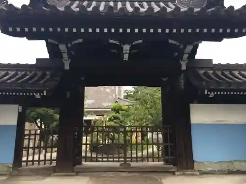 超心寺の山門