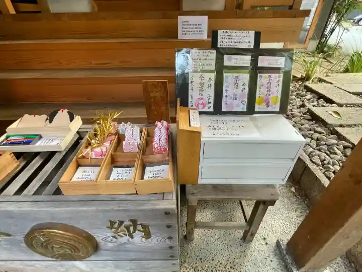 五十稲荷神社(栄寿稲荷神社)の{uncategorized: "未分類", other: "その他", undefined: "問題あり", building: "その他建物", grave: "お墓", sacred_gate: "鳥居", guardian: "狛犬", statue: "像", buddha: "仏像", history: "歴史", nature: "自然", garden: "庭園", animal: "動物", pagoda: "塔", temizu: "手水舎", mountain_gate: "山門・神門", sanctuary: "本殿・本堂", subordinate: "末社・摂社", art: "芸術", scenery: "景色", jizo: "地蔵", ema: "絵馬", goshuin: "御朱印", omikuji: "おみくじ", items: "授与品その他", amulet: "お守り", goshuincho: "御朱印帳", eats: "食事", festival: "お祭り", votive_dance: "神楽", shichigosan: "七五三参", wedding: "結婚式", experience: "体験その他", initially: "初詣", around: "周辺", anti_infection: "感染症対策"}