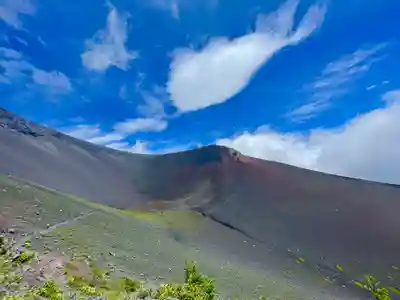 富士山頂上浅間大社奥宮の景色