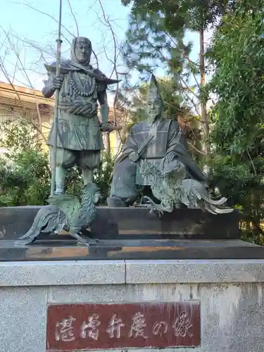 闘鶏神社の像