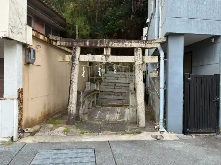金比羅神社の{uncategorized: "未分類", other: "その他", undefined: "問題あり", building: "その他建物", grave: "お墓", sacred_gate: "鳥居", guardian: "狛犬", statue: "像", buddha: "仏像", history: "歴史", nature: "自然", garden: "庭園", animal: "動物", pagoda: "塔", temizu: "手水舎", mountain_gate: "山門・神門", sanctuary: "本殿・本堂", subordinate: "末社・摂社", art: "芸術", scenery: "景色", jizo: "地蔵", ema: "絵馬", goshuin: "御朱印", omikuji: "おみくじ", items: "授与品その他", amulet: "お守り", goshuincho: "御朱印帳", eats: "食事", festival: "お祭り", votive_dance: "神楽", shichigosan: "七五三参", wedding: "結婚式", experience: "体験その他", initially: "初詣", around: "周辺", anti_infection: "感染症対策"}