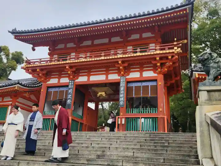 八坂神社(祇園さん)の{uncategorized: "未分類", other: "その他", undefined: "問題あり", building: "その他建物", grave: "お墓", sacred_gate: "鳥居", guardian: "狛犬", statue: "像", buddha: "仏像", history: "歴史", nature: "自然", garden: "庭園", animal: "動物", pagoda: "塔", temizu: "手水舎", mountain_gate: "山門・神門", sanctuary: "本殿・本堂", subordinate: "末社・摂社", art: "芸術", scenery: "景色", jizo: "地蔵", ema: "絵馬", goshuin: "御朱印", omikuji: "おみくじ", items: "授与品その他", amulet: "お守り", goshuincho: "御朱印帳", eats: "食事", festival: "お祭り", votive_dance: "神楽", shichigosan: "七五三参", wedding: "結婚式", experience: "体験その他", initially: "初詣", around: "周辺", anti_infection: "感染症対策"}