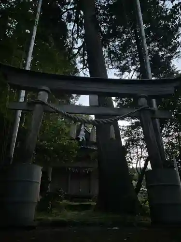 岩上神社の{uncategorized: "未分類", other: "その他", undefined: "問題あり", building: "その他建物", grave: "お墓", sacred_gate: "鳥居", guardian: "狛犬", statue: "像", buddha: "仏像", history: "歴史", nature: "自然", garden: "庭園", animal: "動物", pagoda: "塔", temizu: "手水舎", mountain_gate: "山門・神門", sanctuary: "本殿・本堂", subordinate: "末社・摂社", art: "芸術", scenery: "景色", jizo: "地蔵", ema: "絵馬", goshuin: "御朱印", omikuji: "おみくじ", items: "授与品その他", amulet: "お守り", goshuincho: "御朱印帳", eats: "食事", festival: "お祭り", votive_dance: "神楽", shichigosan: "七五三参", wedding: "結婚式", experience: "体験その他", initially: "初詣", around: "周辺", anti_infection: "感染症対策"}