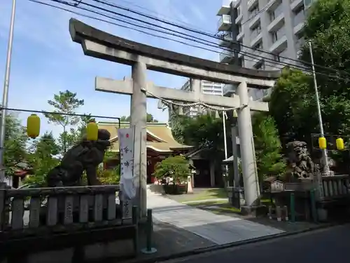 東神奈川熊野神社の鳥居