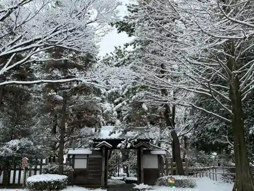 忍　諏訪神社・東照宮　の{uncategorized: "未分類", other: "その他", undefined: "問題あり", building: "その他建物", grave: "お墓", sacred_gate: "鳥居", guardian: "狛犬", statue: "像", buddha: "仏像", history: "歴史", nature: "自然", garden: "庭園", animal: "動物", pagoda: "塔", temizu: "手水舎", mountain_gate: "山門・神門", sanctuary: "本殿・本堂", subordinate: "末社・摂社", art: "芸術", scenery: "景色", jizo: "地蔵", ema: "絵馬", goshuin: "御朱印", omikuji: "おみくじ", items: "授与品その他", amulet: "お守り", goshuincho: "御朱印帳", eats: "食事", festival: "お祭り", votive_dance: "神楽", shichigosan: "七五三参", wedding: "結婚式", experience: "体験その他", initially: "初詣", around: "周辺", anti_infection: "感染症対策"}