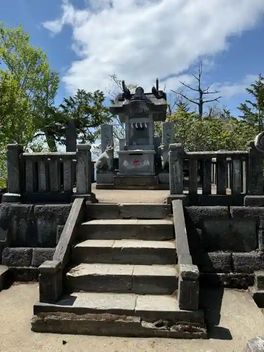 三峯神社奥宮の{uncategorized: "未分類", other: "その他", undefined: "問題あり", building: "その他建物", grave: "お墓", sacred_gate: "鳥居", guardian: "狛犬", statue: "像", buddha: "仏像", history: "歴史", nature: "自然", garden: "庭園", animal: "動物", pagoda: "塔", temizu: "手水舎", mountain_gate: "山門・神門", sanctuary: "本殿・本堂", subordinate: "末社・摂社", art: "芸術", scenery: "景色", jizo: "地蔵", ema: "絵馬", goshuin: "御朱印", omikuji: "おみくじ", items: "授与品その他", amulet: "お守り", goshuincho: "御朱印帳", eats: "食事", festival: "お祭り", votive_dance: "神楽", shichigosan: "七五三参", wedding: "結婚式", experience: "体験その他", initially: "初詣", around: "周辺", anti_infection: "感染症対策"}