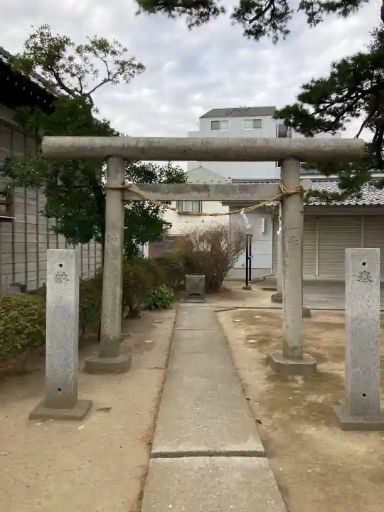栗原氷川神社の{uncategorized: "未分類", other: "その他", undefined: "問題あり", building: "その他建物", grave: "お墓", sacred_gate: "鳥居", guardian: "狛犬", statue: "像", buddha: "仏像", history: "歴史", nature: "自然", garden: "庭園", animal: "動物", pagoda: "塔", temizu: "手水舎", mountain_gate: "山門・神門", sanctuary: "本殿・本堂", subordinate: "末社・摂社", art: "芸術", scenery: "景色", jizo: "地蔵", ema: "絵馬", goshuin: "御朱印", omikuji: "おみくじ", items: "授与品その他", amulet: "お守り", goshuincho: "御朱印帳", eats: "食事", festival: "お祭り", votive_dance: "神楽", shichigosan: "七五三参", wedding: "結婚式", experience: "体験その他", initially: "初詣", around: "周辺", anti_infection: "感染症対策"}