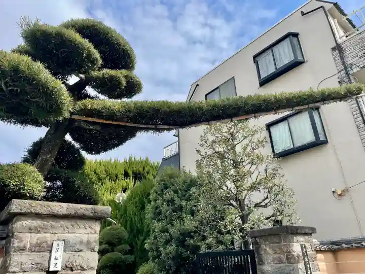 戒行寺の{uncategorized: "未分類", other: "その他", undefined: "問題あり", building: "その他建物", grave: "お墓", sacred_gate: "鳥居", guardian: "狛犬", statue: "像", buddha: "仏像", history: "歴史", nature: "自然", garden: "庭園", animal: "動物", pagoda: "塔", temizu: "手水舎", mountain_gate: "山門・神門", sanctuary: "本殿・本堂", subordinate: "末社・摂社", art: "芸術", scenery: "景色", jizo: "地蔵", ema: "絵馬", goshuin: "御朱印", omikuji: "おみくじ", items: "授与品その他", amulet: "お守り", goshuincho: "御朱印帳", eats: "食事", festival: "お祭り", votive_dance: "神楽", shichigosan: "七五三参", wedding: "結婚式", experience: "体験その他", initially: "初詣", around: "周辺", anti_infection: "感染症対策"}