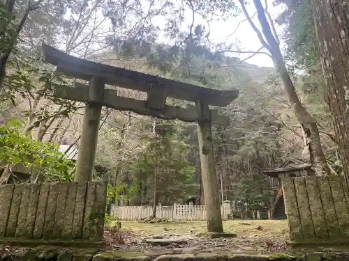 大本山七宝瀧寺の{uncategorized: "未分類", other: "その他", undefined: "問題あり", building: "その他建物", grave: "お墓", sacred_gate: "鳥居", guardian: "狛犬", statue: "像", buddha: "仏像", history: "歴史", nature: "自然", garden: "庭園", animal: "動物", pagoda: "塔", temizu: "手水舎", mountain_gate: "山門・神門", sanctuary: "本殿・本堂", subordinate: "末社・摂社", art: "芸術", scenery: "景色", jizo: "地蔵", ema: "絵馬", goshuin: "御朱印", omikuji: "おみくじ", items: "授与品その他", amulet: "お守り", goshuincho: "御朱印帳", eats: "食事", festival: "お祭り", votive_dance: "神楽", shichigosan: "七五三参", wedding: "結婚式", experience: "体験その他", initially: "初詣", around: "周辺", anti_infection: "感染症対策"}