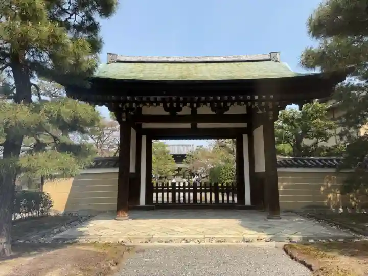 建仁寺(建仁禅寺)の{uncategorized: "未分類", other: "その他", undefined: "問題あり", building: "その他建物", grave: "お墓", sacred_gate: "鳥居", guardian: "狛犬", statue: "像", buddha: "仏像", history: "歴史", nature: "自然", garden: "庭園", animal: "動物", pagoda: "塔", temizu: "手水舎", mountain_gate: "山門・神門", sanctuary: "本殿・本堂", subordinate: "末社・摂社", art: "芸術", scenery: "景色", jizo: "地蔵", ema: "絵馬", goshuin: "御朱印", omikuji: "おみくじ", items: "授与品その他", amulet: "お守り", goshuincho: "御朱印帳", eats: "食事", festival: "お祭り", votive_dance: "神楽", shichigosan: "七五三参", wedding: "結婚式", experience: "体験その他", initially: "初詣", around: "周辺", anti_infection: "感染症対策"}