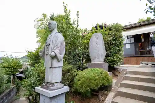 横浜御嶽神社の像