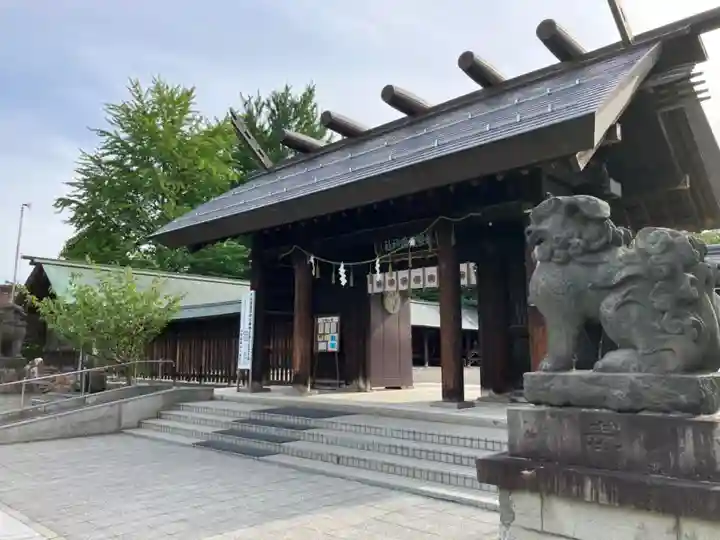 札幌護國神社の山門・神門
