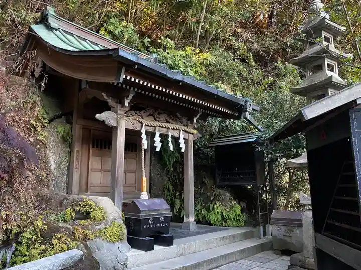 銭洗弁財天宇賀福神社の末社・摂社