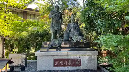 闘鶏神社の像