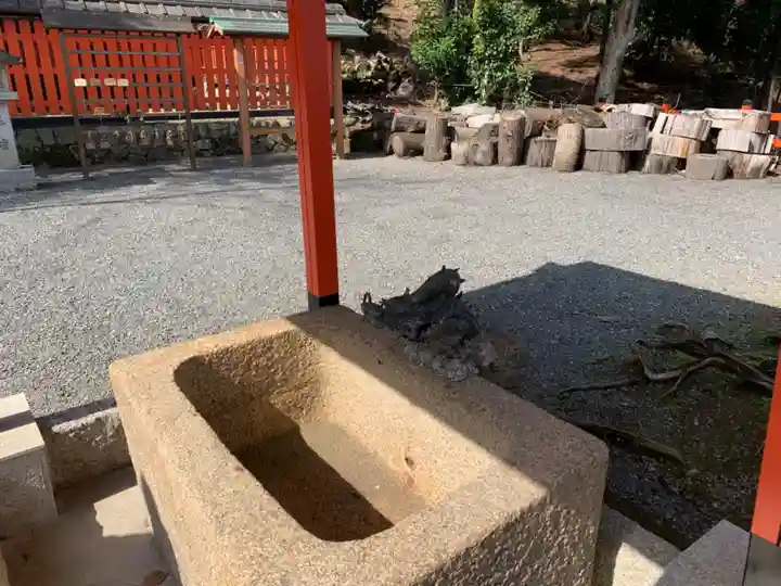 櫟谷宗像神社(松尾大社摂社)の手水舎