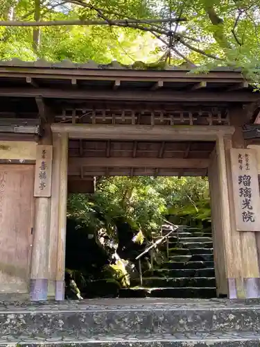光明寺瑠璃光院の山門・神門