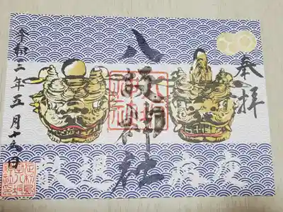 社殿の中にある金の狛犬がモチーフと思われます