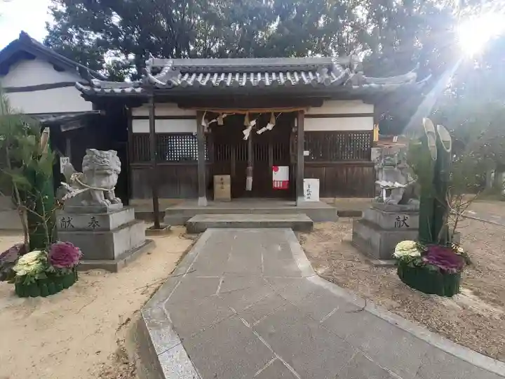 津堂八幡神社の{uncategorized: "未分類", other: "その他", undefined: "問題あり", building: "その他建物", grave: "お墓", sacred_gate: "鳥居", guardian: "狛犬", statue: "像", buddha: "仏像", history: "歴史", nature: "自然", garden: "庭園", animal: "動物", pagoda: "塔", temizu: "手水舎", mountain_gate: "山門・神門", sanctuary: "本殿・本堂", subordinate: "末社・摂社", art: "芸術", scenery: "景色", jizo: "地蔵", ema: "絵馬", goshuin: "御朱印", omikuji: "おみくじ", items: "授与品その他", amulet: "お守り", goshuincho: "御朱印帳", eats: "食事", festival: "お祭り", votive_dance: "神楽", shichigosan: "七五三参", wedding: "結婚式", experience: "体験その他", initially: "初詣", around: "周辺", anti_infection: "感染症対策"}