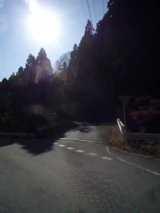 皆沢八幡宮本殿の周辺