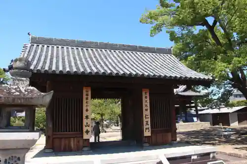 本山寺の山門